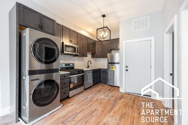 Building Photo - 1742 N California Ave Unit 1r