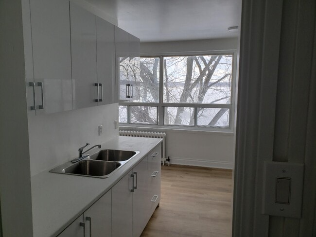 Photo - 108 Kempenfelt Dr