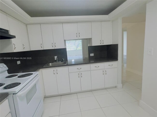 Building Photo - 443 NE 195th St Unit 338