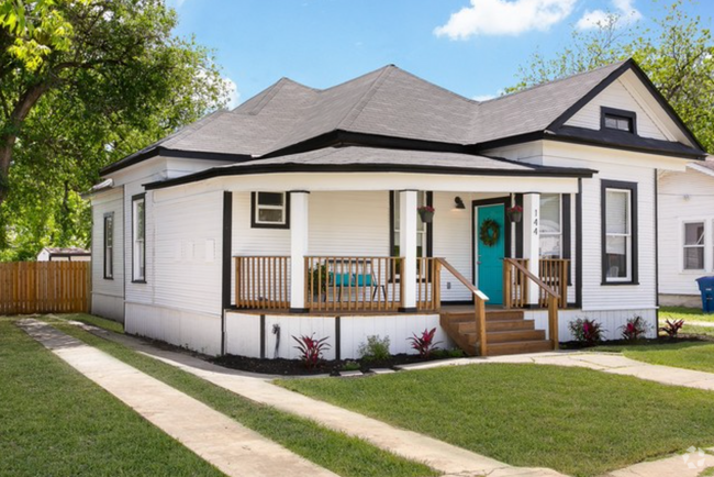 Building Photo - Historical Victorian Farmhouse minutes fro...