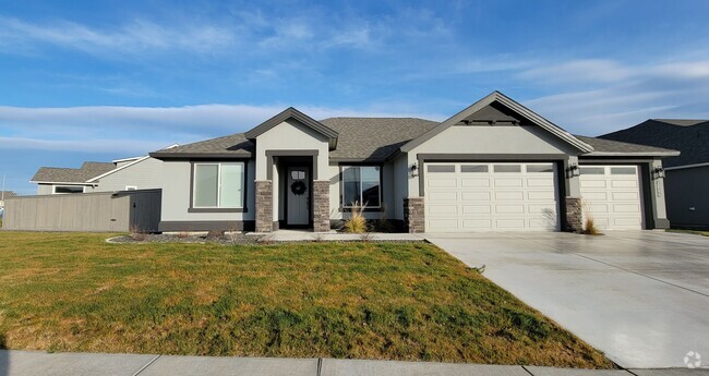 Building Photo - Horn Rapids Home with a Hot Tub