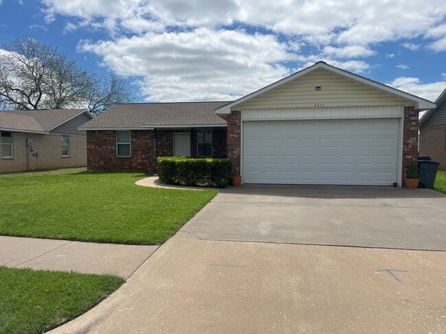 Spacious 3-2-2 in Granbury ...Coming soon. - Spacious 3-2-2 in Granbury ...Coming soon. House