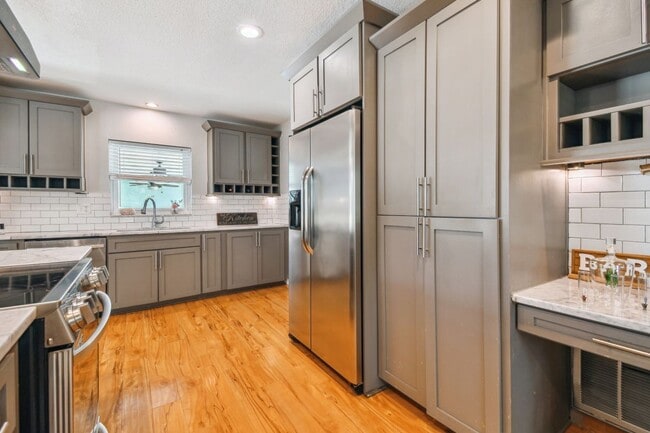 Photo - 1302 Brandonwood Dr