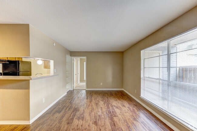 2BR, 2BA - 943SF - Living Room - Windchase Hamlet Apartments