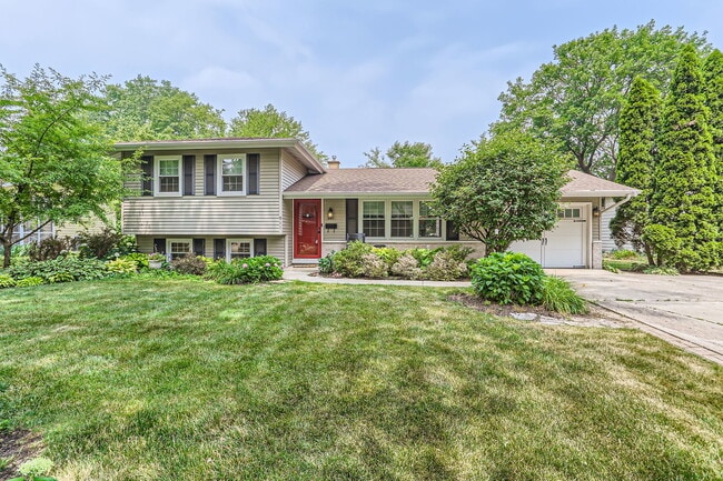 Building Photo - 911 Lilac Ln