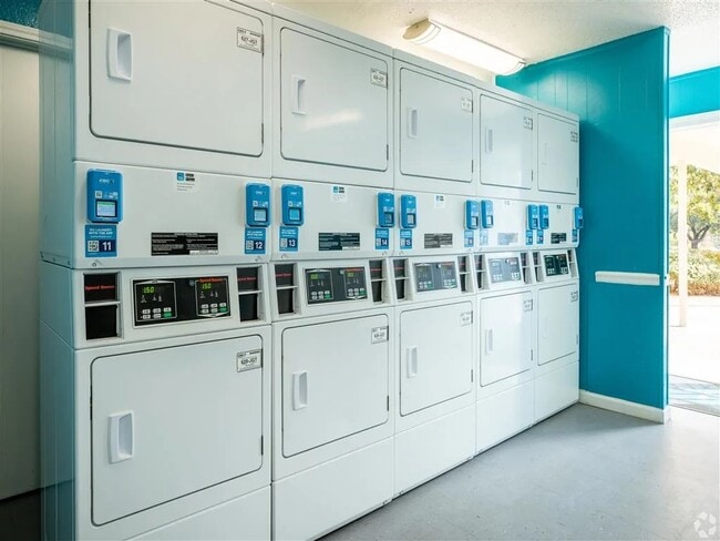 Building Photo - 7610 Cameron Rd Unit 306