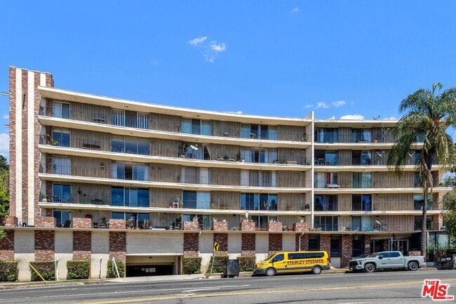 Building Photo - 2260 N Cahuenga Blvd Unit 502