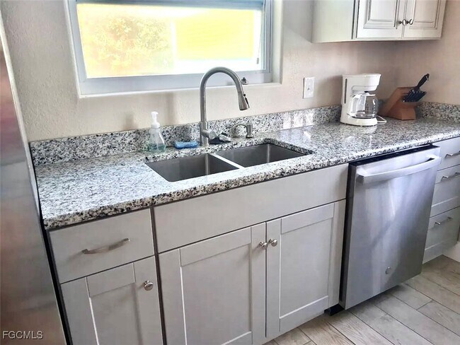 Photo - 2470 Rose Ave