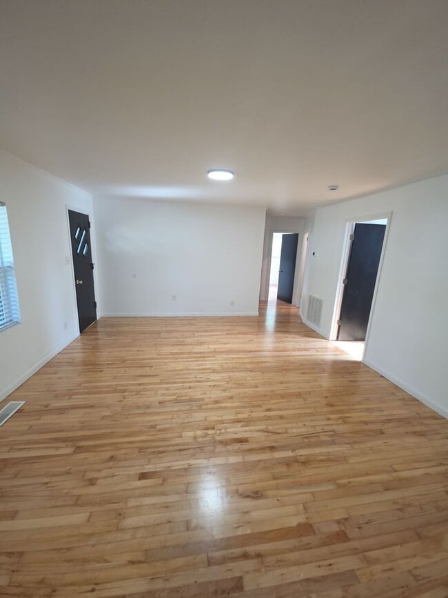 Photo - Single-Level 3 Bedroom Home with Hardwood Floors, Stainless Appliances, and Backyard in Crossville