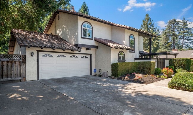 Building Photo - 3 Bedroom 2.5 Bathroom SFH in Los Altos!