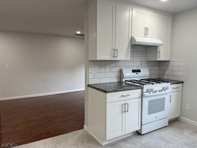 Photo - 584 Pompton Ave