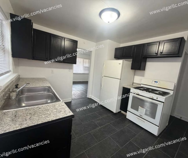 Building Photo - Spacious 3 Bedrooms • 1 Bathroom Home. Comfortably updated with classic charm and modern finishes...