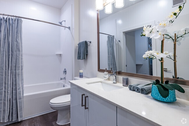 1 BR, 1 BA - 652SF