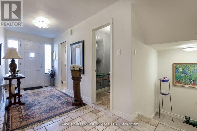 Photo - 18 La Rose Ave