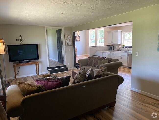 Building Photo - Country living, 15 min North of Springfiel... Rental