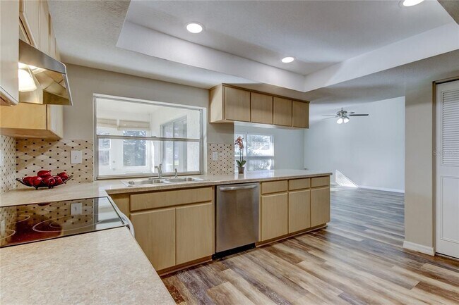 7926 Foxwood Dr