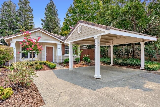Fachada de la casa con cochera. - 509 Mace Blvd