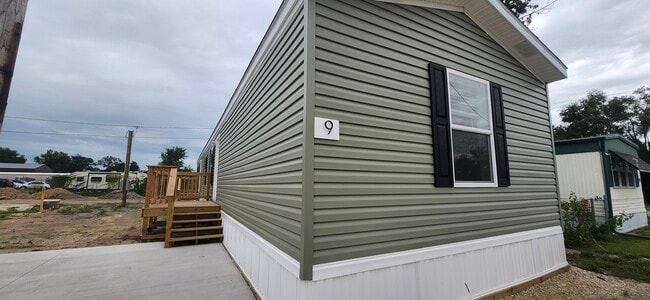 Building Photo - 5425 Valley Dr