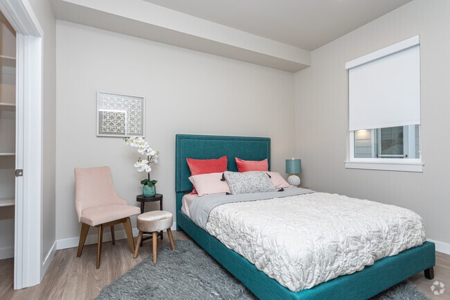 2BR, 2BA - 996 SF