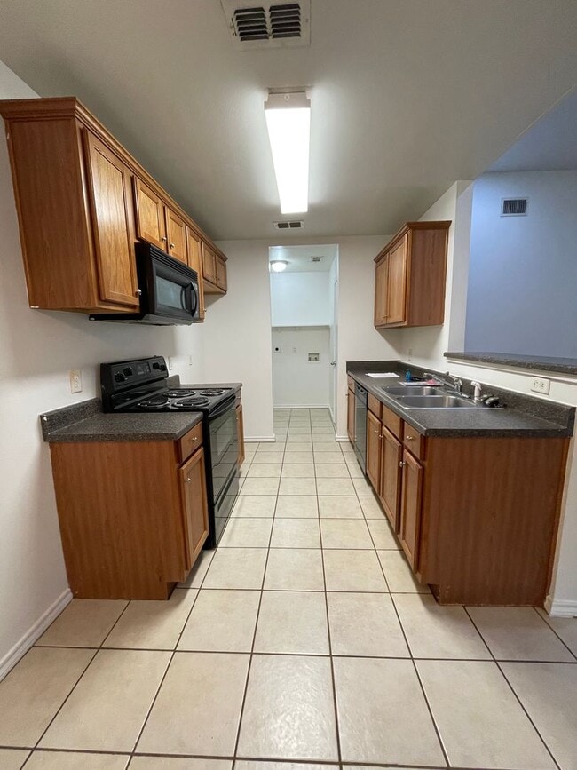 Photo - 3-bed/2-bath with Garage!