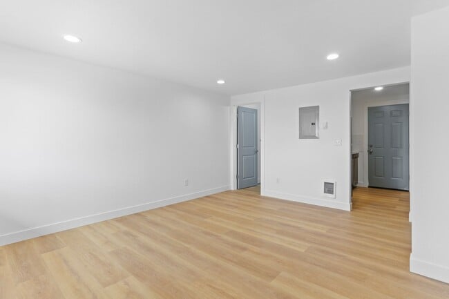 Building Photo - Beautifully Remodeled Studios! Unit 1 Rental