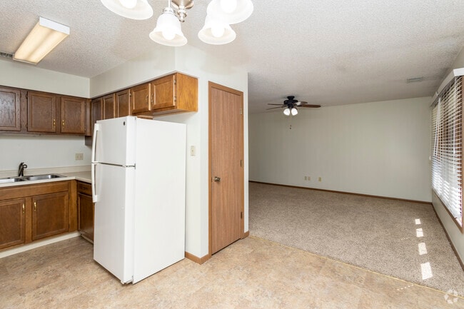 2BR, 1BA - 768SF