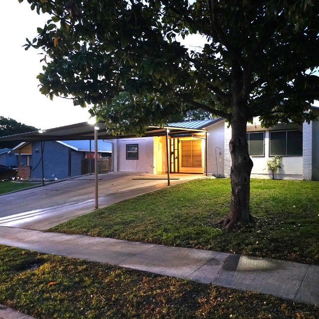 Building Photo - 5311 Costa Mesa St