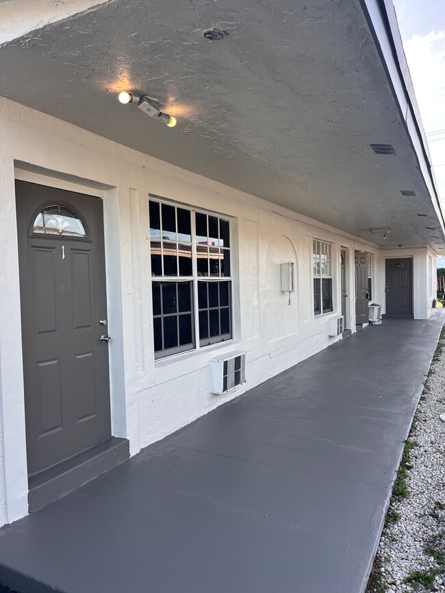 Building Photo - 725 NW 4th Ave Unit 2