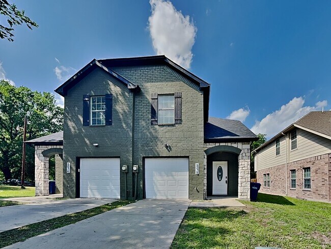 Building Photo - 807 Fenet St Unit B