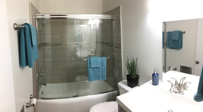 Bath - 14718 W Magnolia Blvd Unit #3
