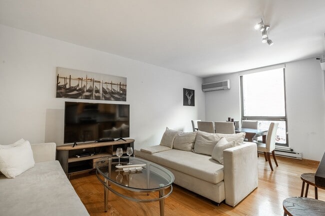 Photo - 1500 Ave des Pins Ouest Unit 403