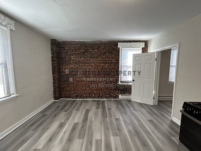 Photo - 205 Schirmer St