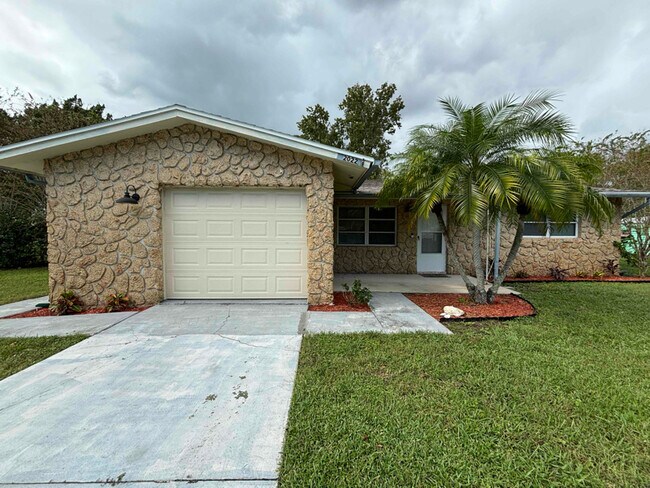 Building Photo - 2022 Royal Palm Dr Rental