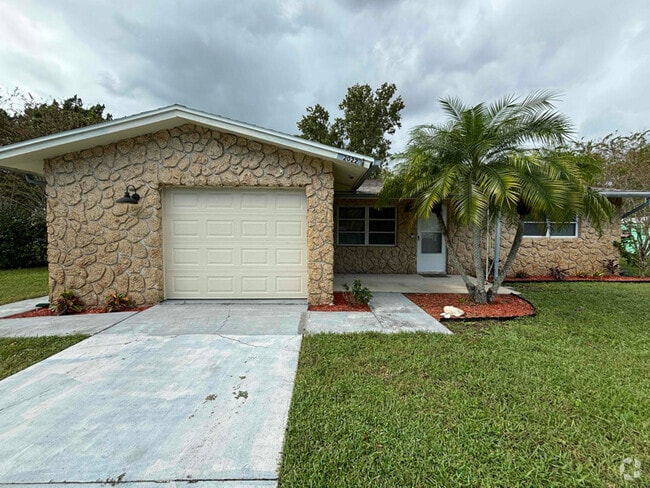 Building Photo - 2022 Royal Palm Dr Rental