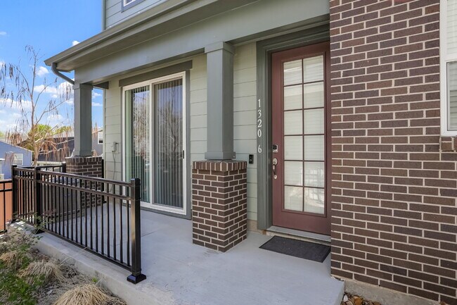 Spacious 3 Bed, 2.5 Bath Townhome in Prime Lakewood Location - Solar