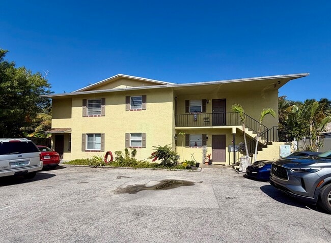 Building Photo - 5811 NE 14th Rd Unit 4