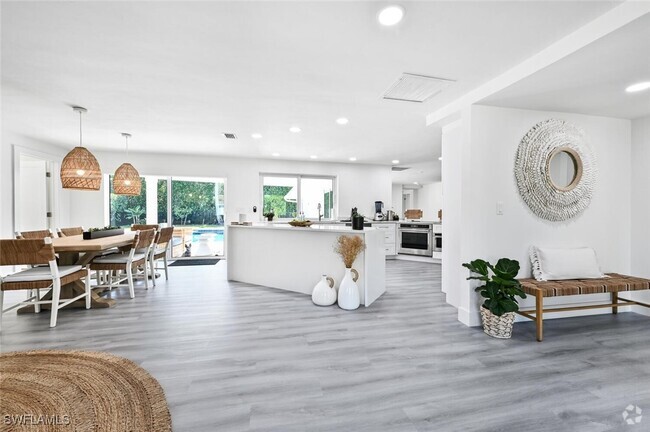 Building Photo - 646 Park Shore Dr Rental