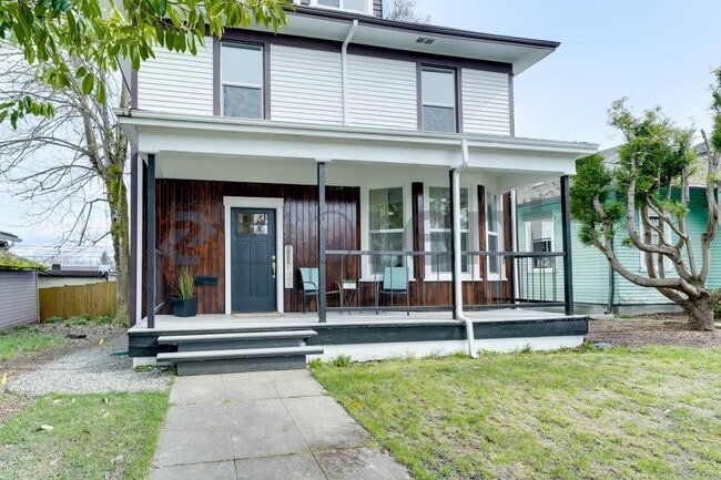 Building Photo - 907 S Ainsworth Ave