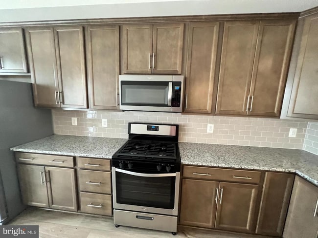 Photo - 126 Kinross Ln