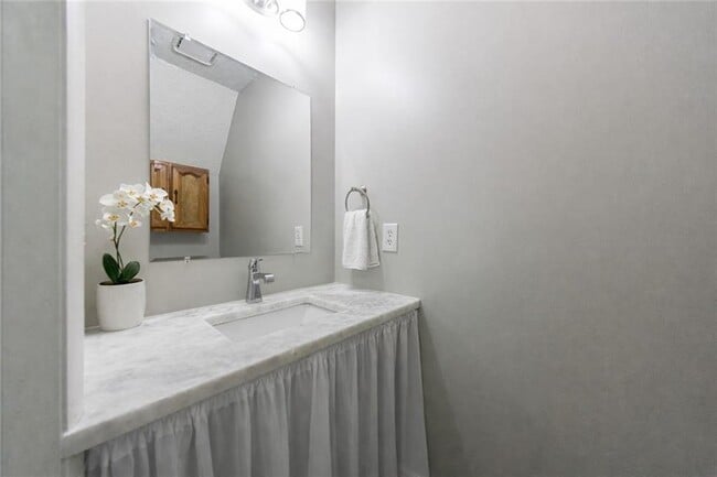 Photo - 1960 Hamilton Pl SE