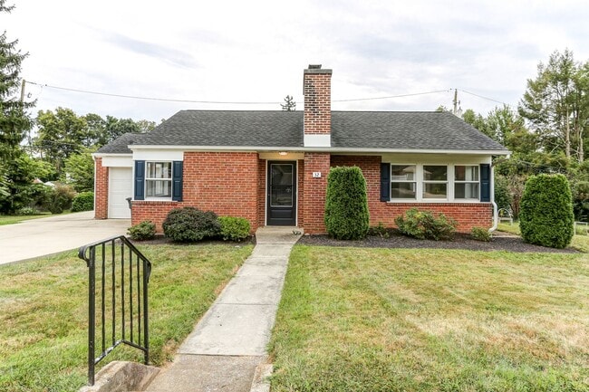 Building Photo - Two bedroom, one bathroom detached home