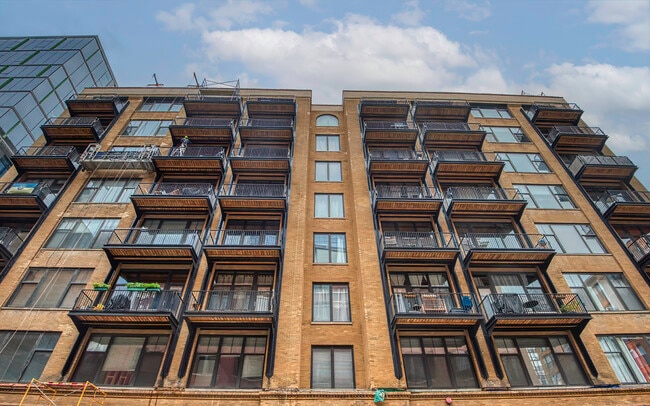 Building Photo - 625 W Jackson Blvd
