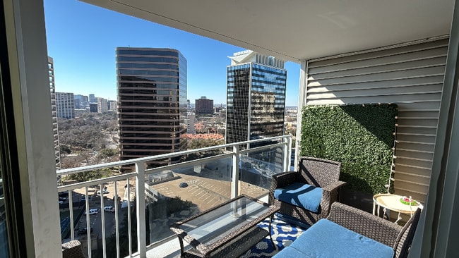 Photo - 3883 Turtle Creek Blvd Unidad 2010