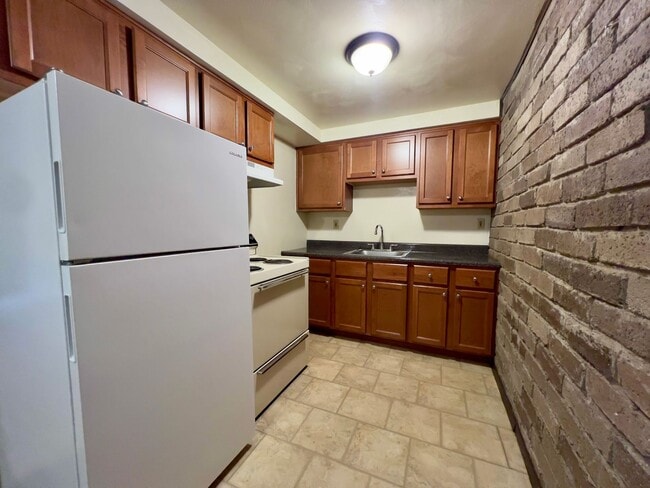 Building Photo - Cozy One Bedroom Apartment! Exposed Brick ... Unit 103