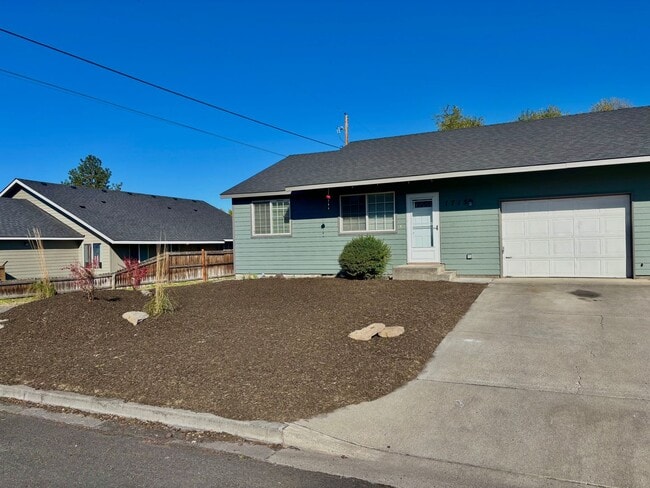 Photo - 1711/1715 SW Metolious Unit M1715