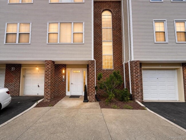 Building Photo - 32 Deer Ct Dr