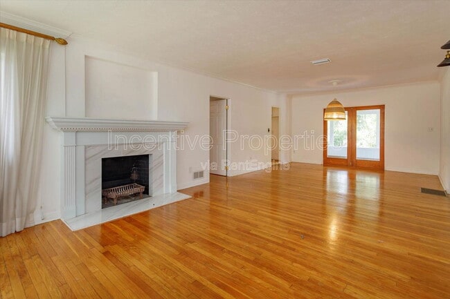 Photo - 1235 Ayrshire St