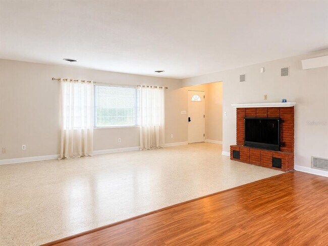 Photo - 1675 De Leon St