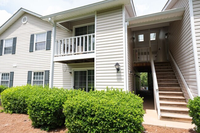 Building Photo - 2 Bed, 1 Bath Condo off Wendover Ave Green...