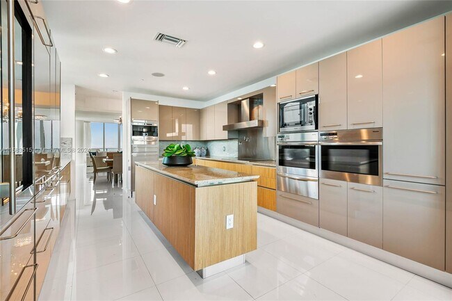 Photo - 2627 S Bayshore Dr Unidad 2601